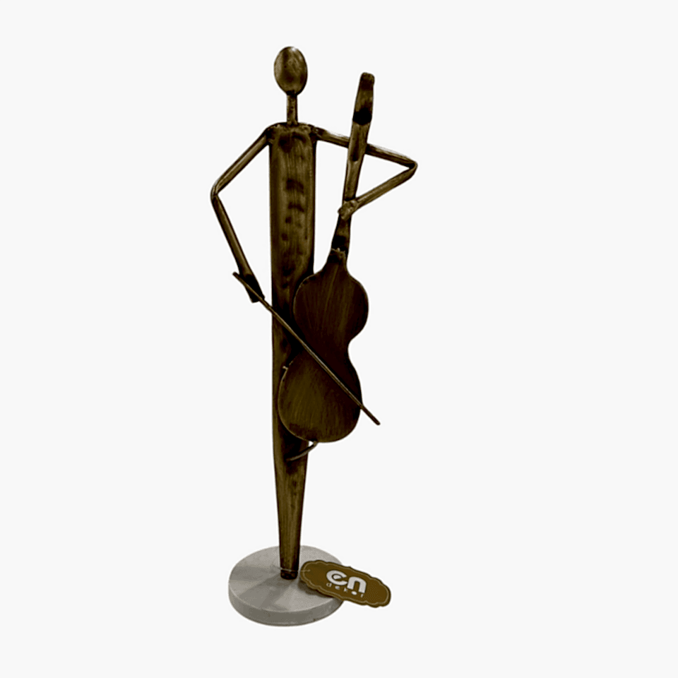 ÇELLO ÇALAN İNSAN